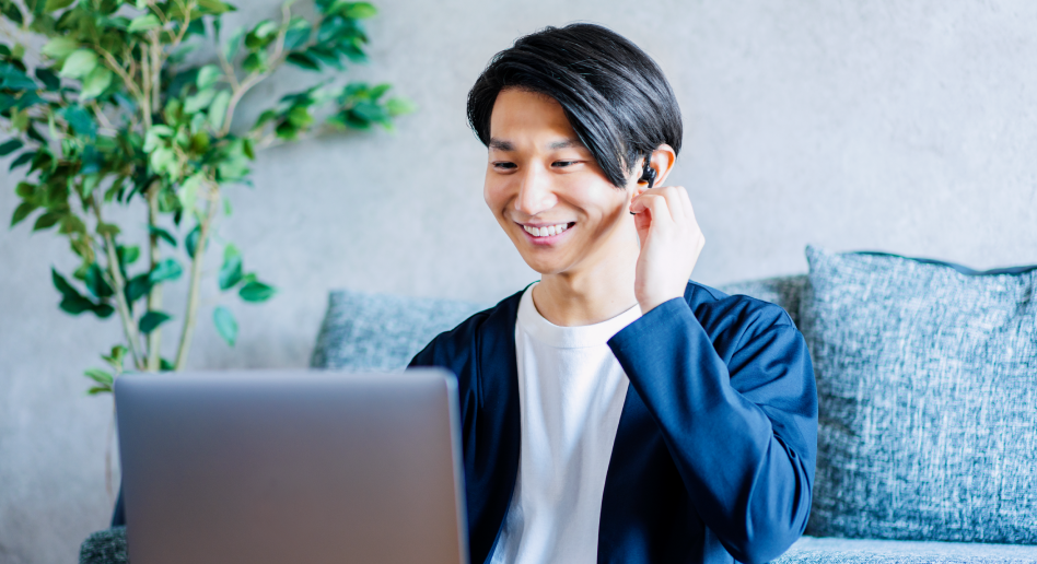 pcでオンライン学習する男性