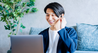 pcでオンライン学習する男性