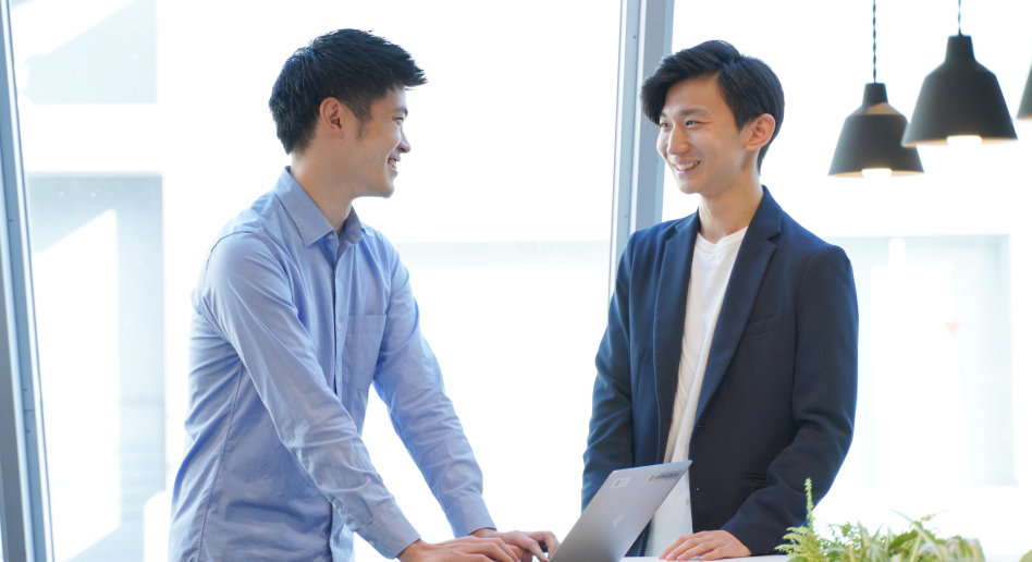 教室で仲間と学習する男性