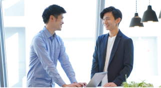 教室で仲間と学習する男性