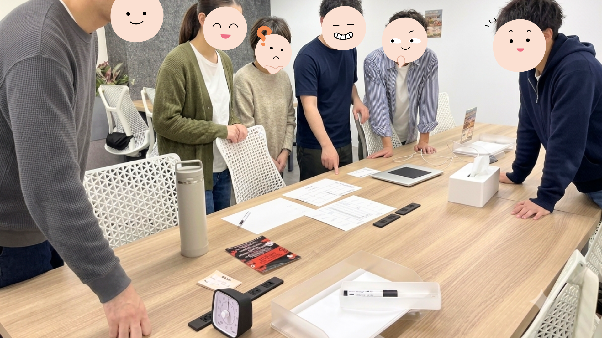 テーブルを囲んで話している利用者たちの様子