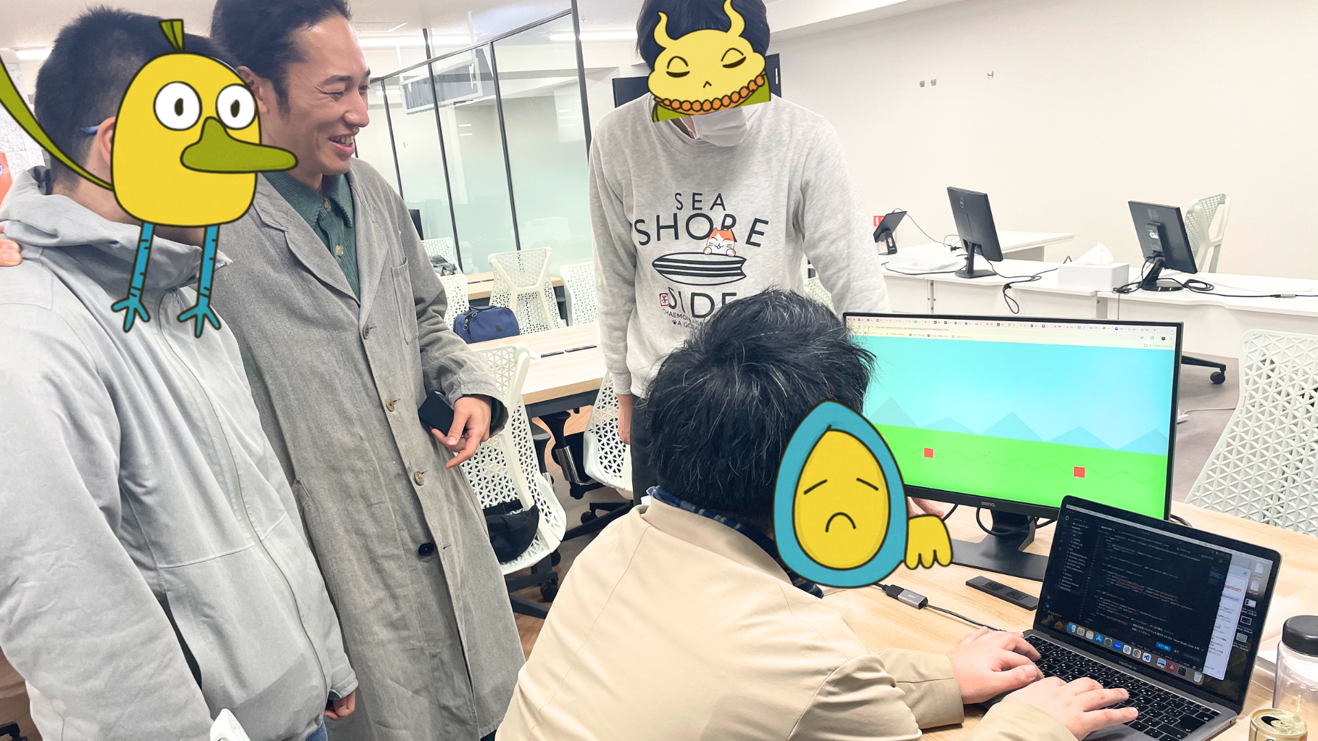 モニターを囲んで見ている様子