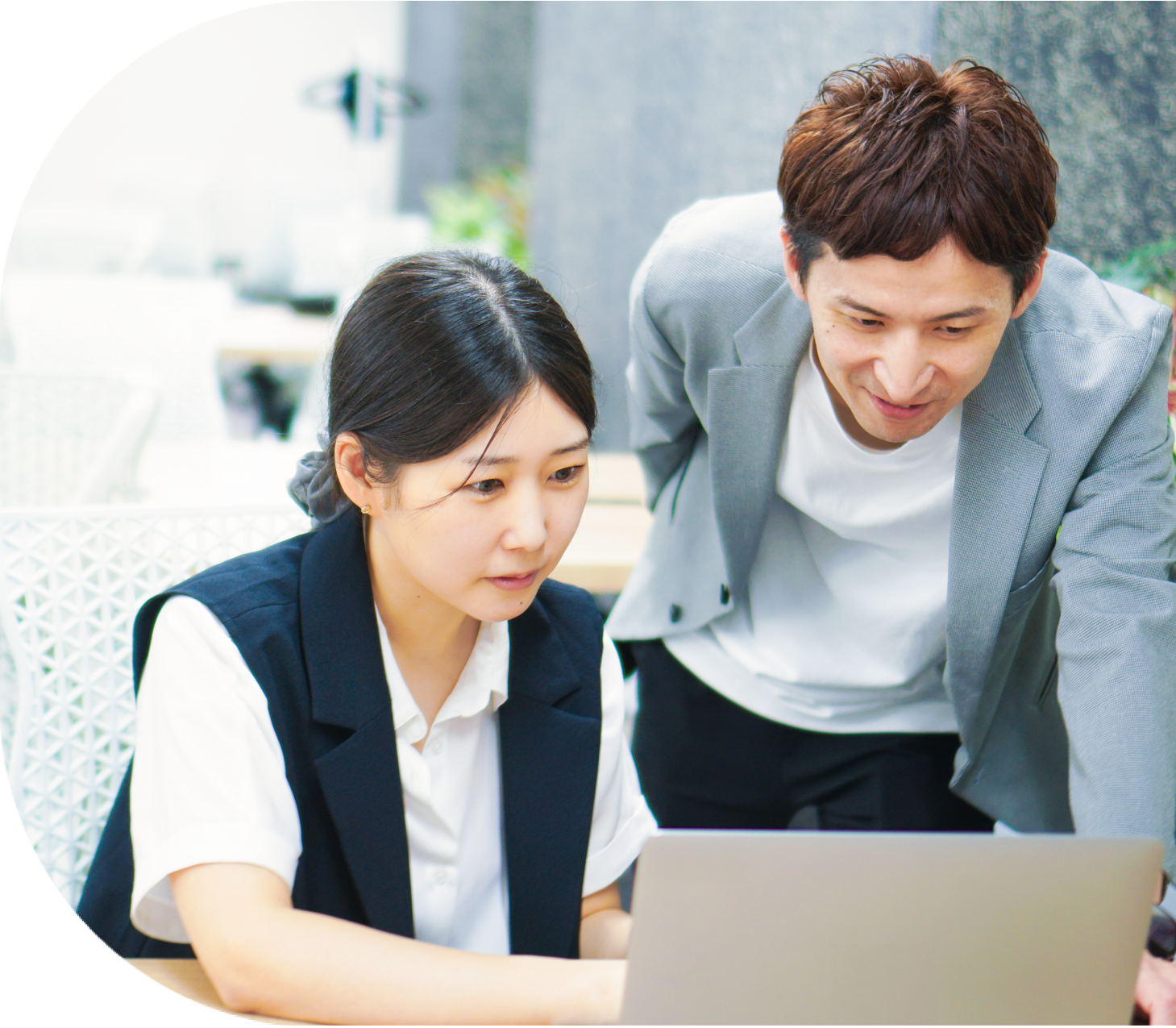 男女の社員がパソコンを使っているイメージ