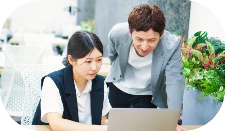男女の社員がパソコンを使っているイメージ