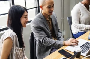 コミュニケーション能力が低い人の10の特徴 原因と仕事に不利な理由も解説 テックキャンプ ブログ コミュニケーション能力が低い人の10の特徴 原因と仕事に不利な理由も解説 テックキャンプ ブログ