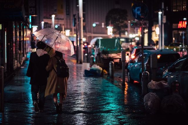 傘をさして歩く男女