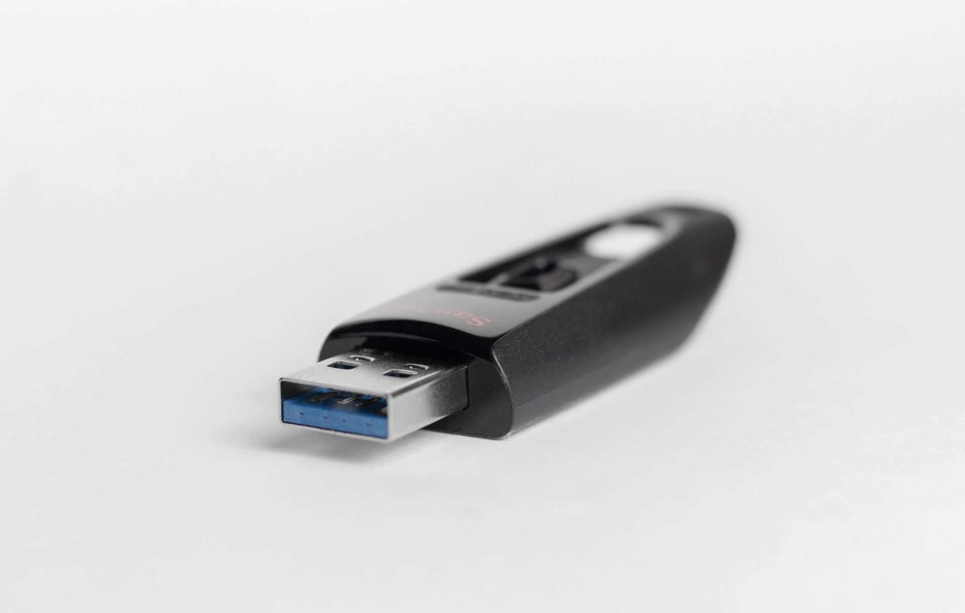 初心者向け】USBメモリの使い方！データ保存や安全な外し方まで解説