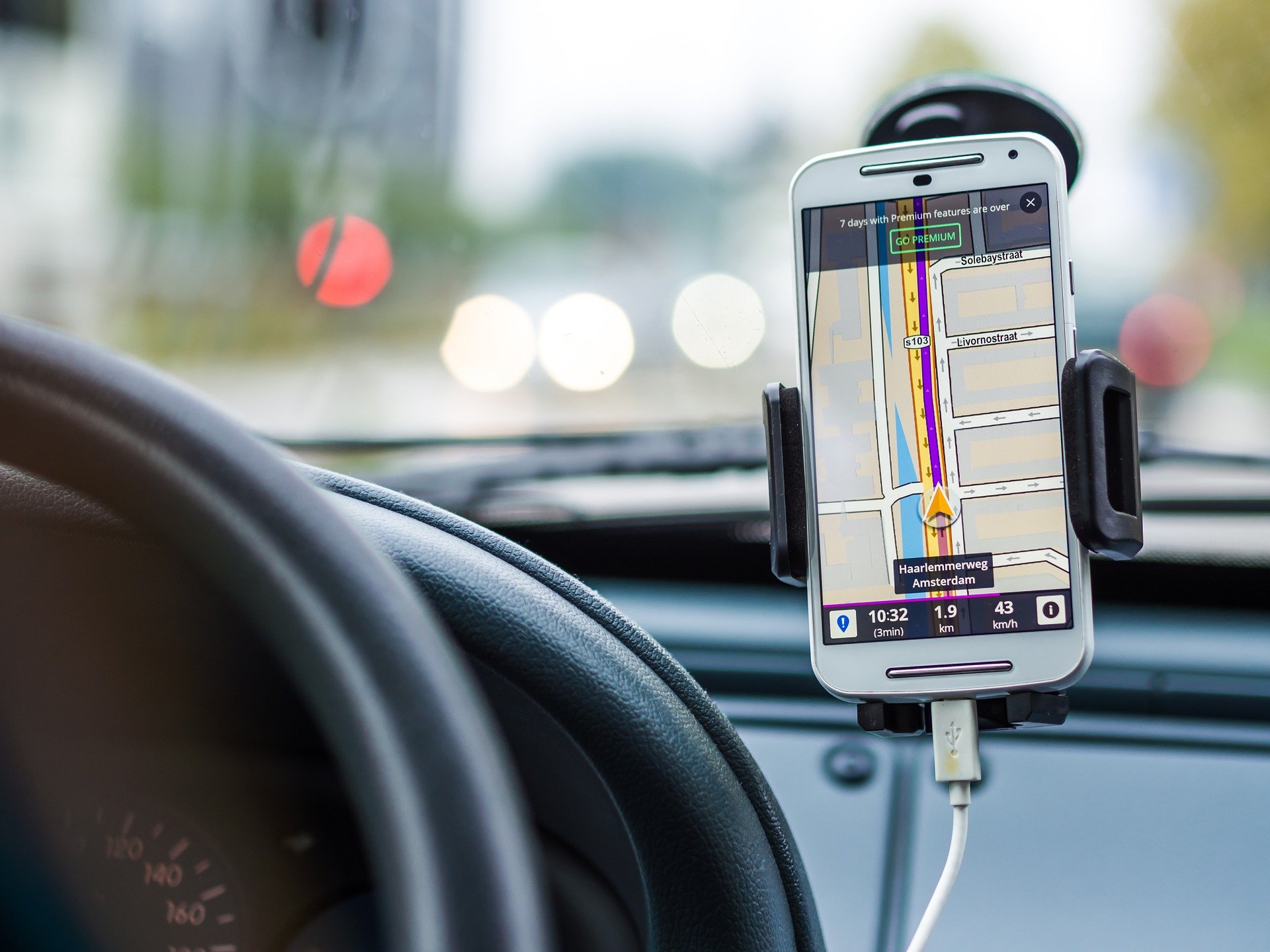 Iphoneの音楽を車内で楽しめるfmトランスミッターとは 機能や選び方を解説 テックキャンプ ブログ