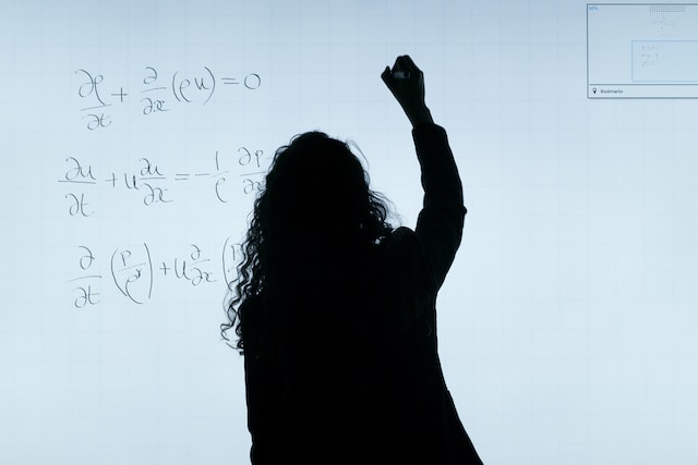 数式を書く女性