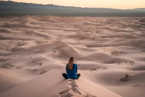 砂漠に座る女性